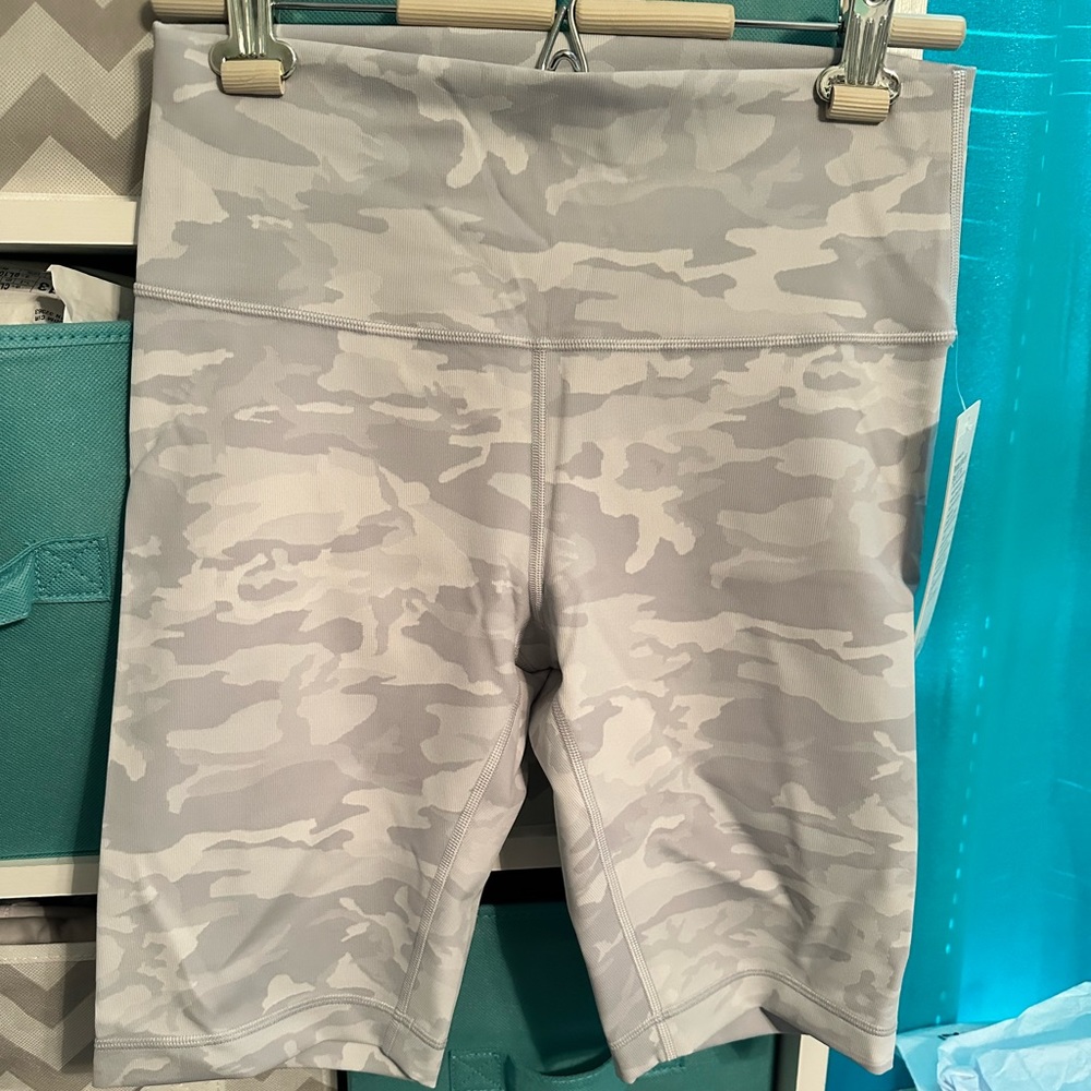 Lulu Lemon 🍋 BNWT Wunder Under size 10,  10” shorts